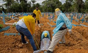 Read more about the article Brasil vê tendência de  alta nas mortes por  Covid em 23 estados  e no DF; média móvel  nacional tem novo recorde