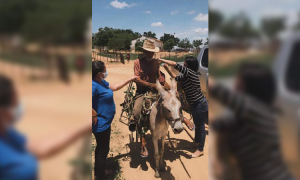 Read more about the article “Faça aqui mesmo, tô tão vexado!”, diz idoso  em cima de jumento para ser vacinado no  Ceará