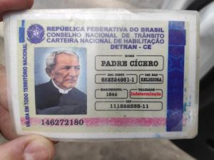 Read more about the article Idoso parado em blitz apresenta ‘carteira de habilitação’ de Padre Cícero e Frei Damião