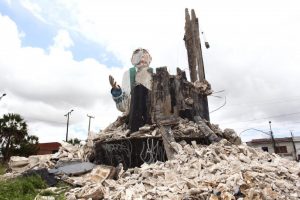 Read more about the article Estátua de Padre Cícero cai em Maracanaú nesta segunda-feira