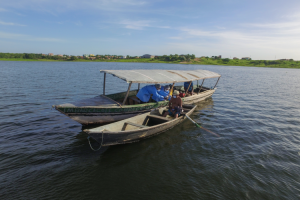 Read more about the article Profissionais usam canoa para vacinar pescador em açude na Varjota