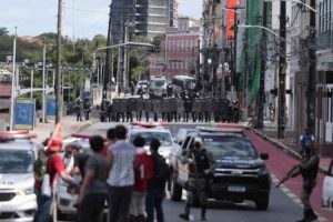 Read more about the article Ato contra Bolsonaro no Recife é dispersado pela polícia com balas de borracha e gás de pimenta