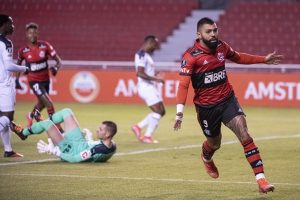 Read more about the article Gabigol faz dois gols  contra a LDU e iguala Zico na artilharia  do Flamengo na  Libertadores