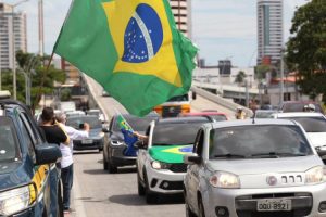 Read more about the article Apoiadores de Bolsonaro fazem manifestação em Fortaleza contra lockdown