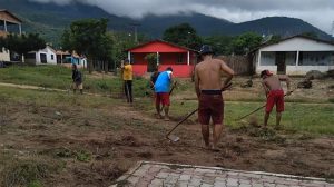 Read more about the article Ipueiras: Moradores se unem e limpam o entorno da Praça na comunidade Barro Vermelho