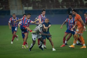 Read more about the article Jogadores de Ceará e Bahia se envolvem em confusão após final do Nordestão