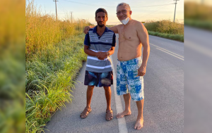 Read more about the article Solidariedade: Empresário Ipueirense doa suas próprias vestimentas a homem que estava sem roupas na estrada