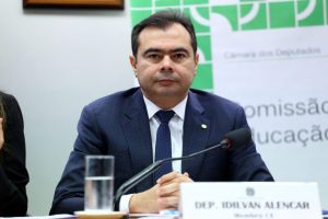 Read more about the article Evandro Leitão anuncia o deputado Idilvan Alencar como secretário da Educação de Fortaleza