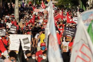 Read more about the article Manifestantes protestam contra Bolsonaro na Praça Portugal, em Fortaleza