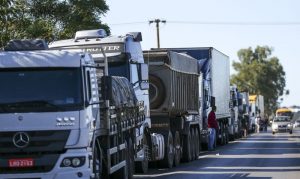 Read more about the article Caminhoneiros reiteram ameaça de greve nacional após aumento do diesel