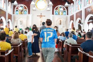 Read more about the article Bolsonaristas lotam igreja em Fortaleza e chamam padre afastado de ”comunista”