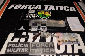 Read more about the article Ipueiras-CE: Força Tática realiza prisão e apreensão de arma e drogas no Bairro Vamos Ver