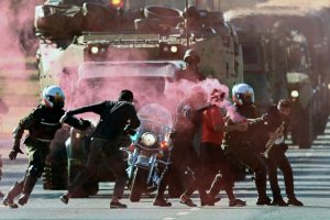 Read more about the article Manifestantes tentam bloquear desfile de veículos militares em frente ao Palácio do Planalto