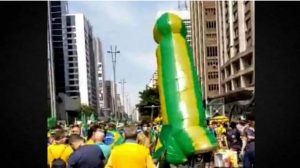 Read more about the article Pênis inflável verde e amarelo em manifestação bolsonarista vira meme