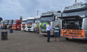 Read more about the article Caminhoneiros desafiam Bolsonaro e mantêm paralisação em 15 estados