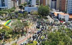 Read more about the article Em carreata, manifestantes a favor de Bolsonaro chegam à Praça Portugal