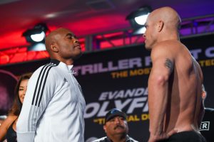 Read more about the article Vitor Belfort encara desafio contra Holyfield, e Anderson Silva pega Tito Ortiz esta noite