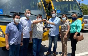 Read more about the article Jeová Mota, Pedro Bezerra e Braguinha entregam ônibus escolares em Santa Quitéria