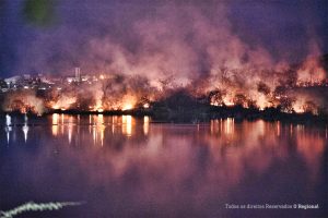 Read more about the article Incêndio em vegetação na parede do açude em  Ipueiras continua pelo 2º dia seguido