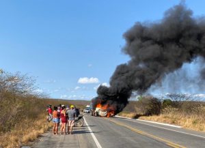 Read more about the article Três pessoas são carbonizadas após colisão frontal de veículos na BR-020, em Caridade