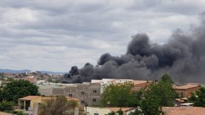 Read more about the article Depósito de materiais de construção incendeia atrás da prefeitura de Canindé