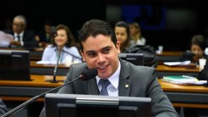 Read more about the article Deputado Júnior Mano se posiciona a favor da vacina contra covid e do passaporte vacinal