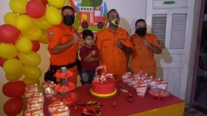 Read more about the article Ipueiras-CE: Menino faz 5 anos e recebe visita do Corpo de Bombeiros em seu aniversário