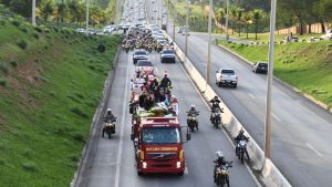 Read more about the article Cortejo em caminhão aberto leva corpo de Marília Mendonça para sepultamento