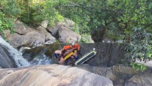 Read more about the article Jovem é resgatada após deslizar e cair 10 metros em cachoeira na cidade de Baturité