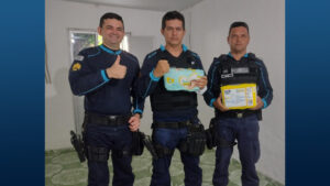 Read more about the article Policiais Militares de Tamboril doam fraldas para recém-nascido que perdeu a mãe por Covid-19