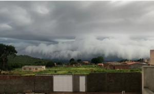 Read more about the article Neblina invade casas e vegetação e  impressiona moradores de Ipu