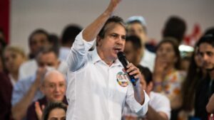 Read more about the article Camilo oficializa candidatura ao Senado com elogios a Izolda e Cid: ‘ninguém vai me separar dele’