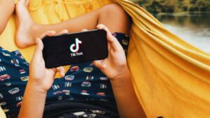 Read more about the article TikTok além das dancinhas: superexposição a vídeos arrisca saúde mental e segurança de jovens