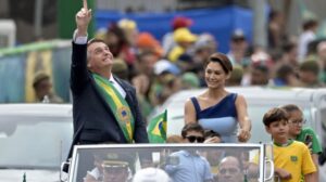 Read more about the article Bolsonaro diz que adversários “não voltarão” e puxa coro de “imbroxável”