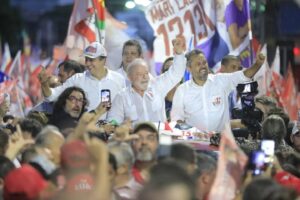 Read more about the article Lula percorre centro de Fortaleza com Camilo e Elmano