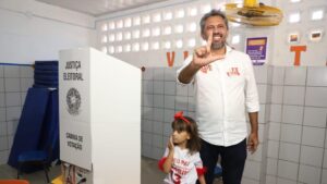 Read more about the article Elmano de Freitas vota nesta tarde, em Caucaia, na Grande Fortaleza