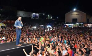 Read more about the article Padre Fábio de Melo emociona plateia em show em Nova Russas