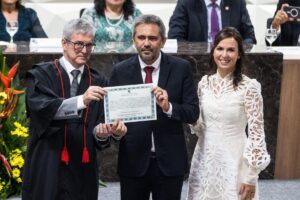 Read more about the article Diplomação de Elmano, Jade, Camilo e parlamentares eleitos é oficializada no Ceará