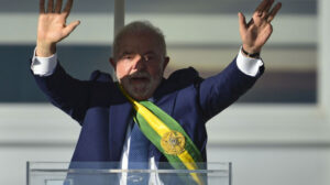 Read more about the article Lula assina “revogaço” de decretos das armas e determina análise dos sigilos de Bolsonaro