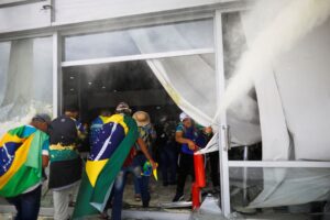 Read more about the article Presidente Lula decreta intervenção federal em Brasília após ataques terroristas