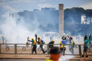 Read more about the article Parlamentares cearenses repudiam invasão de terroristas em Brasília