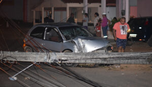 Read more about the article Veículo colide com poste e deixa duas pessoas feridas em Ipueiras