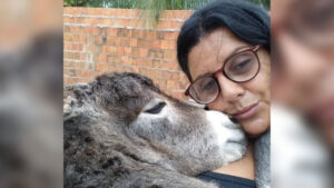 Read more about the article Mulher abriga e cuida de 54 jumentos no interior do Ceará