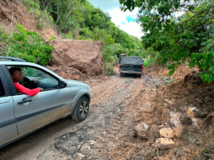 Read more about the article Chuvas: Ladeira da Poranga fica intransitável temporariamente após pedra cair