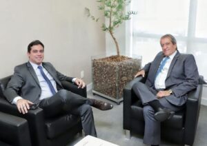 Read more about the article Deputado Júnior Mano visita presidente do PL Valdemar Costa visando as eleições de 2024