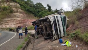 Read more about the article Caminhão tomba na ladeira da Matriz na CE-257 em Ipueiras