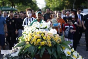 Read more about the article Chacina de Camocim: sepultamento de policial civil é marcado por salva de tiros e homenagens