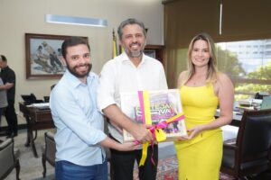 Read more about the article Giordanna Mano entrega convite especial ao governador Elmano de Freitas