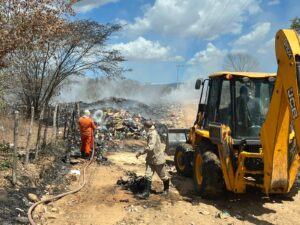 Read more about the article Bombeiros debelam incêndio no Lixão municipal de Ipueiras em Papagaio