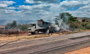 Read more about the article Caminhão caçamba da Prefeitura de Ipueiras pega fogo após encostar em fiação elétrica